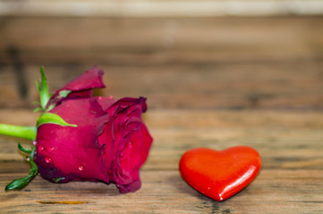 Róża i czerwone serduszko na drewnianym tle © Mike Mareen