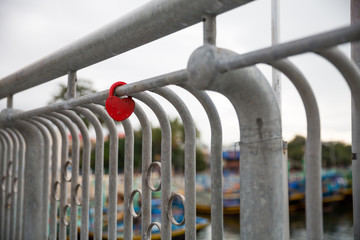 Liebesschlösser an der Brücke in Phan Thiet