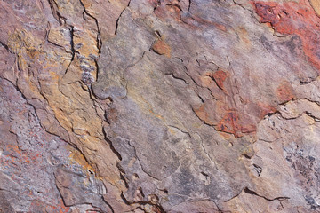 Farbige Steinplatte mit grober Oberfläche 