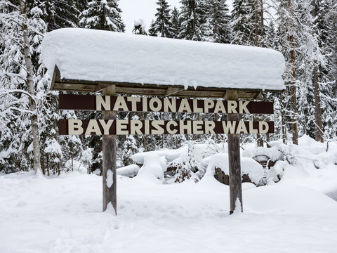 Schild Bayerischer Wald mit Schnee