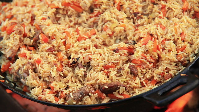 Beautiful (making you salivate intensively) footage of a pilaf being cooked