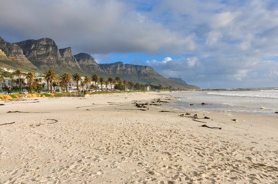 Strand von Camps Bay mit den Twelve Aposteles im Hintergrund; Kapstadt; Südafrika