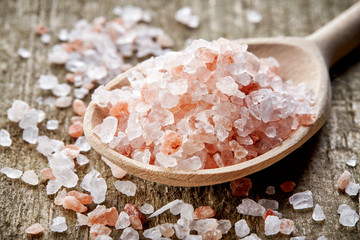Fototapeta na wymiar spoon of pink himalayan salt