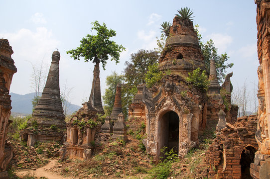 stupy wok&oacute;ł pagody Shwe Inn Thein w Birmie