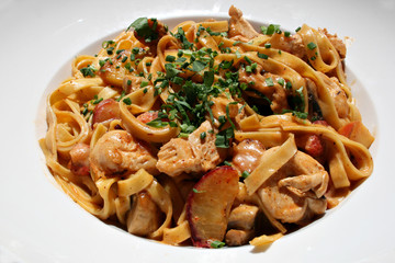 organisch lifestyle curry kurkuma hähnchenfleisch frucht pfirsiche close-up werbetafel isoliert