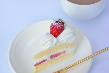 苺のショートケーキとカフェオレ