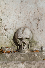 Grabstein mit Totenschädel