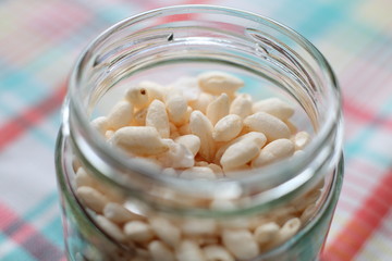 Puffed cereal is a traditional sweets of Japan.We made with rice.