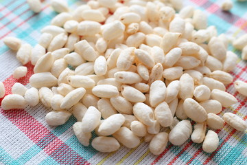 Puffed cereal is a traditional sweets of Japan.We made with rice.