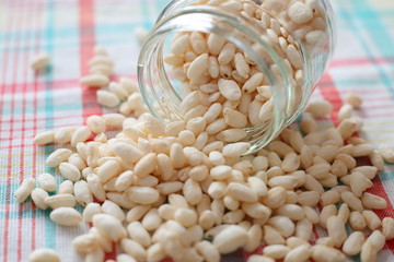 Puffed cereal is a traditional sweets of Japan.We made with rice.