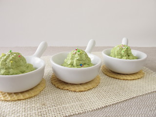 Matcha Grünte Eis und Eiswaffeln