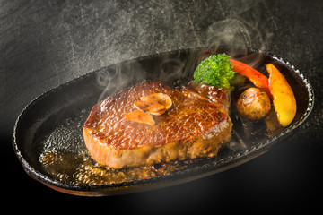 シズル感のある厚切り和牛ステーキ　High-quality Japanese beef steak