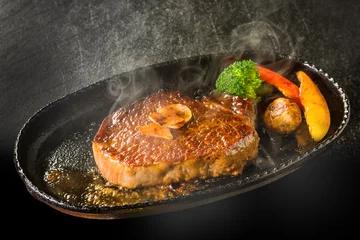 Papier Peint photo autocollant Steakhouse シズル感のある厚切り和牛ステーキ　High-quality Japanese beef steak