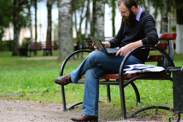 Obraz premium man reading books in the park