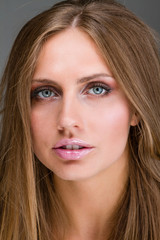 Naklejka premium portrait of attractive caucasian smiling woman
