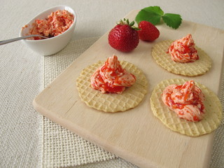 Waffeln mit Erdbeer Buttercreme