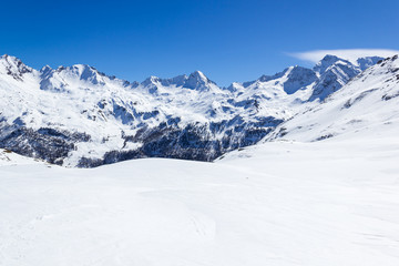 Fototapeta na wymiar Paesaggio invernale di montagna