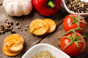 Leckere Brotchips mit Zutaten
