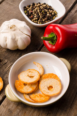 Mediterrane würzige Chips mit Zutaten