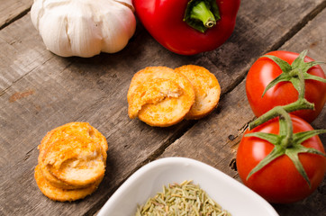 Würzige Chips mit Zutaten