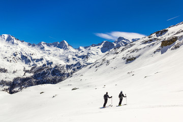 Fototapeta na wymiar Sci alpinisti in montagna