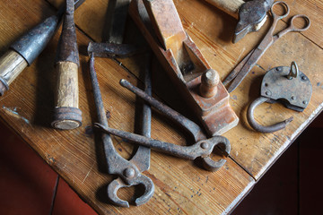 Столярные инструменты на деревянном столе