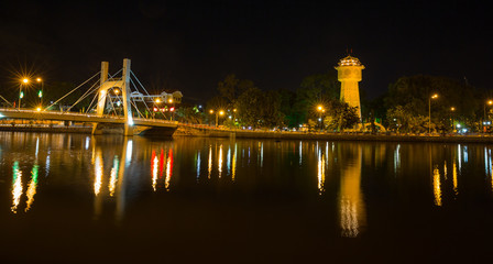 Fototapeta premium Phan Thiet in der Nacht mit Wasserturm in Vietnam