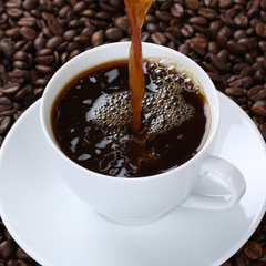 Heißen frischer Kaffee eingießen in Kaffeetasse