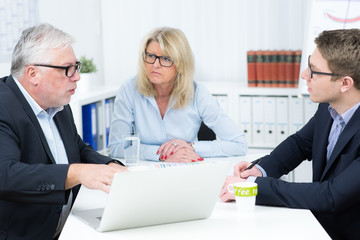 Fototapeta premium team berät sich in einer besprechung