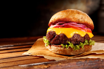Delicious traditional cheeseburger - obrazy, fototapety, plakaty