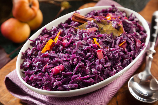 Tasty recipe for braised red cabbage and apple