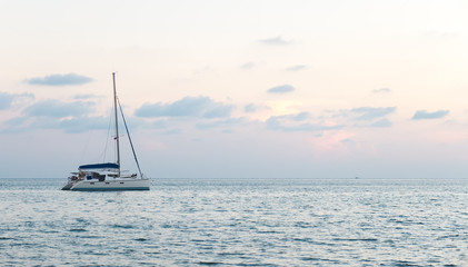 Fototapeta premium Pojedynczy jacht w The Corner na morzu
