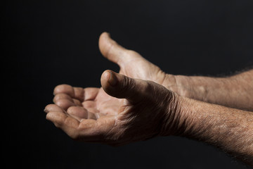 Mani con il palmo aperto verso l'alto : concetto di povertà e fame nel mondo - obrazy, fototapety, plakaty