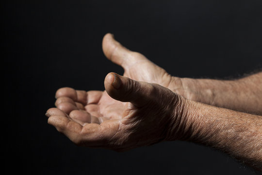 Mani con il palmo aperto verso l'alto : concetto di povertà e fame nel mondo