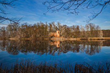 Ruiny zameczku na Wyspie Zamkowej na Jeziorze Góreckim © Piotr Gołębniak