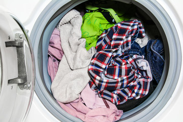 Schmutzwäsche in der Waschmaschine