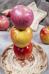 яблоки в плетеной тарелке расположенные вертикально