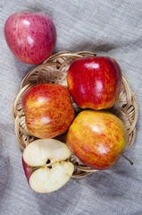 Яблоки в корзинке на льняной скатерти
