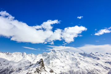 Fototapeta na wymiar Panorama su cime di montagna innevate
