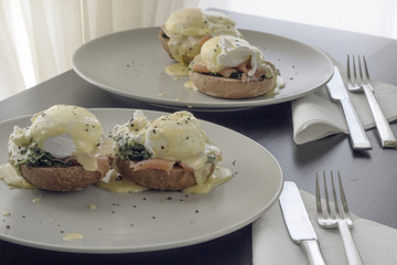  eggs benedict with salmon and spinach