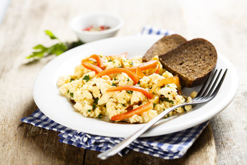 Scrambled eggs with capsicum