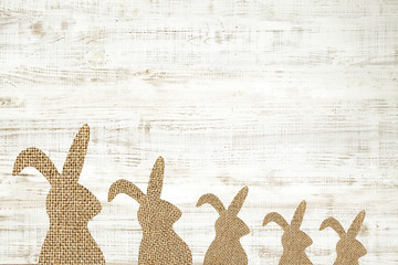 Hase aus Jute im Shabby Chic Style zur Dekoration an Ostern als Hintergrund.