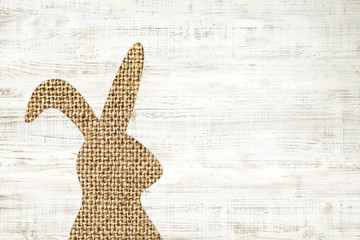 Hase aus Jute im Shabby Chic Style zur Dekoration an Ostern als Hintergrund.