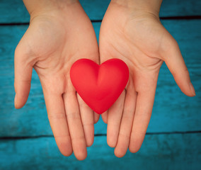 Fototapeta premium Czerwone serce w rękach
