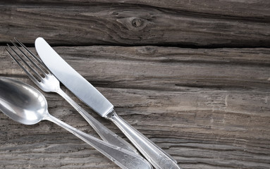 Altes Silber Besteck auf Holz Hintergrund 