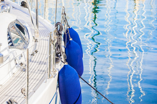 Segelboot Modern im Yachthafen 