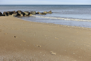 Plage et brise-lames