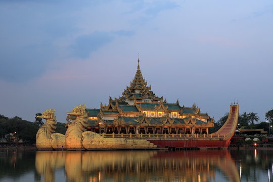 Karaweik Palast von Rangon in Myanmar 