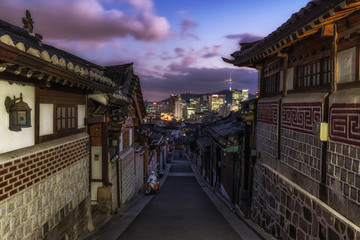 Fototapeta premium wioska bukchon hanok o zachodzie słońca