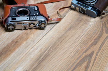 Stare aparaty na drewnianym tle